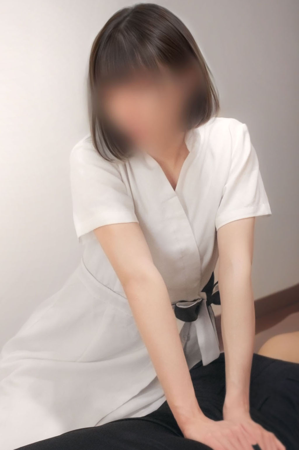 ノースリーブ姿の男性セラピストのイメージ